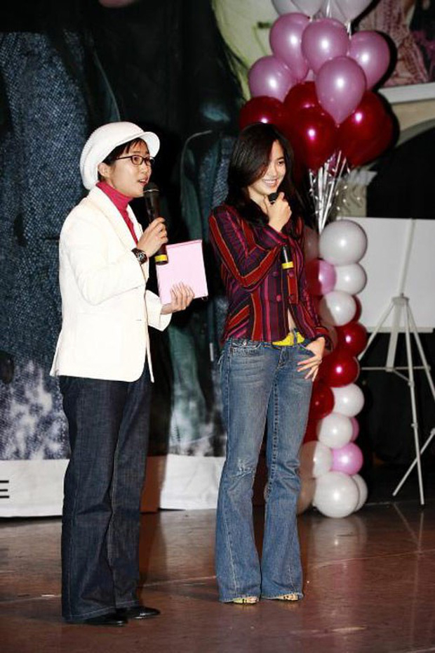 Trong 1 sự kiện, khi đứng cạnh nữ nghệ sĩ Song Eun Yi (1m54), Song Hye Kyo chỉ cao hơn 1 chút. Dựa vào chi tiết này, nhiều khán giả nhận định Song Hye Kyo chỉ cao khoảng 1m55. Ảnh: Naver