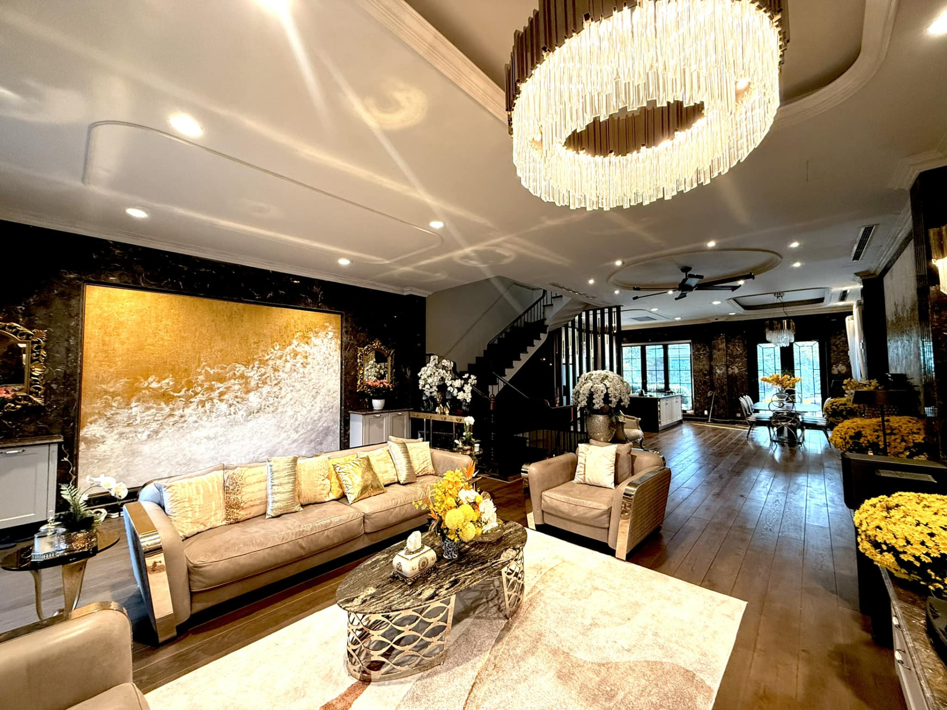 Biệt thự xa hoa, đắt đỏ tại Hà Nội của Lã Thanh Huyền