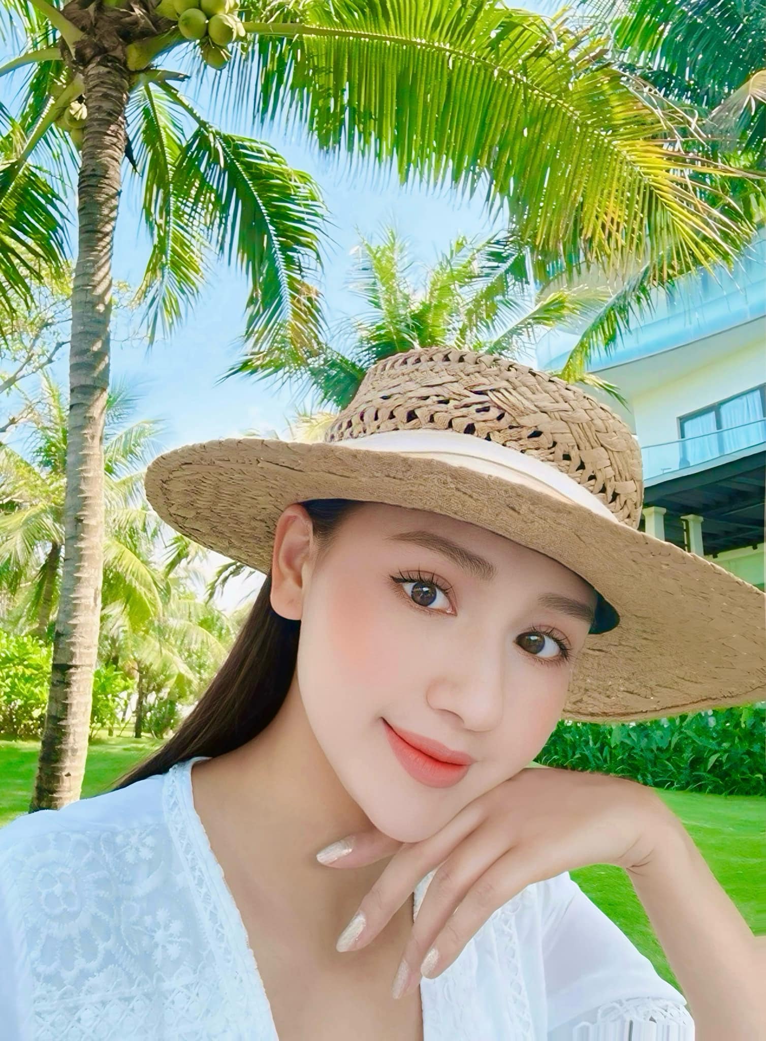 Đẳng cấp của mỹ nhân phim VTV giàu bậc nhất miền Bắc: Khoe bộ kim cương trăm tỷ, sống trong biệt thự ven hồ bề thế