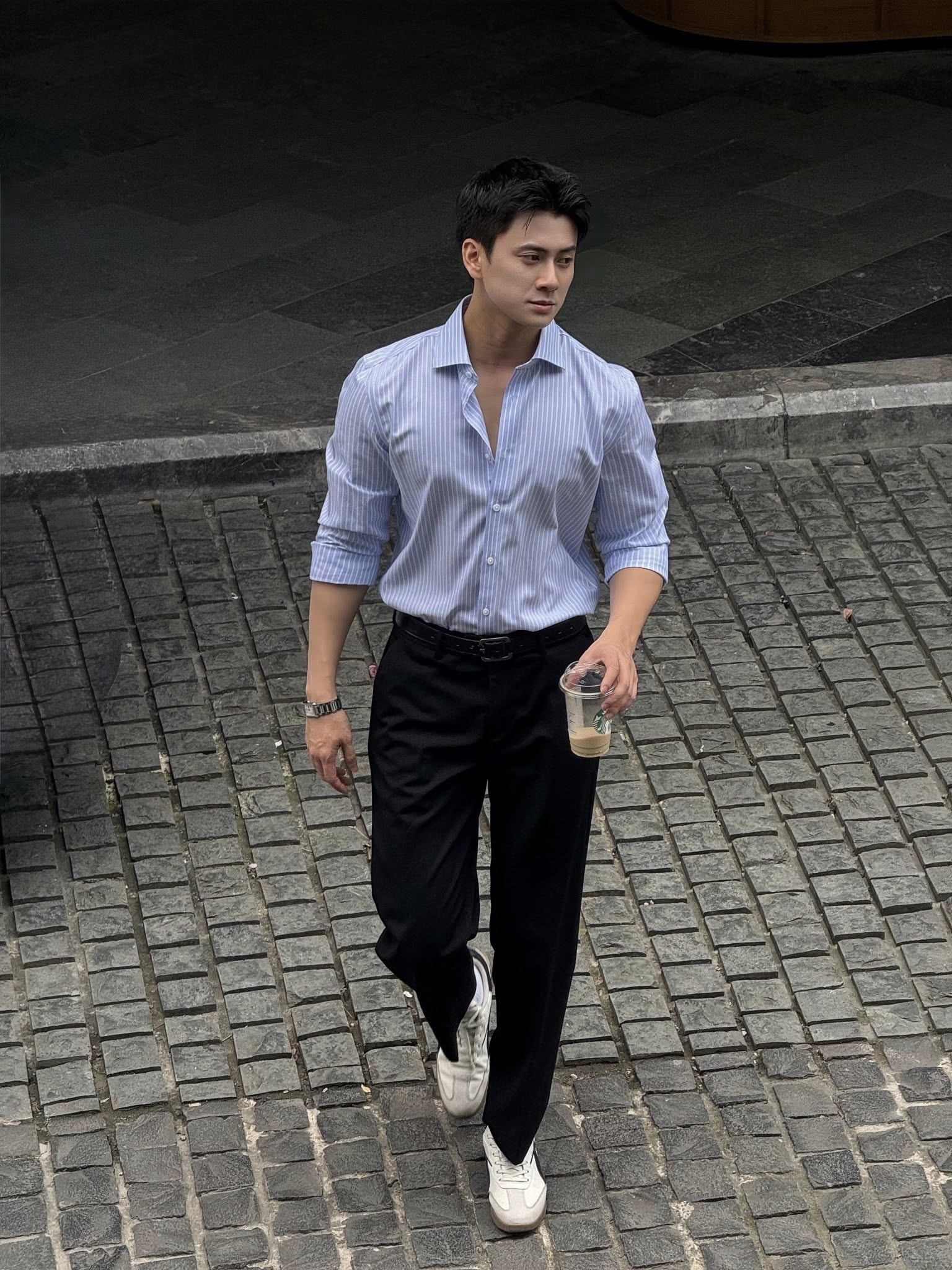 Quang Lâm làm mẫu ảnh. 