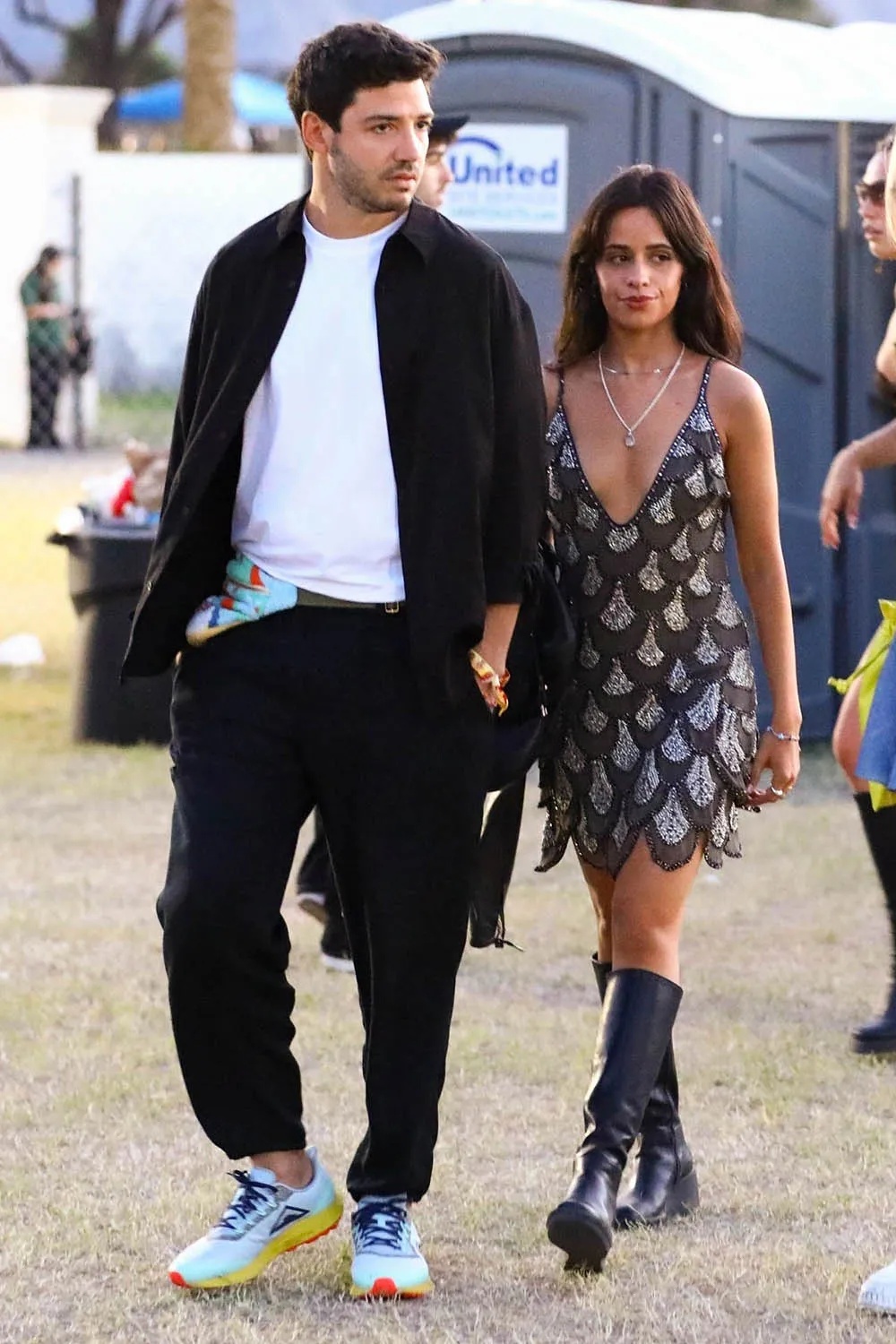 Trước khi đổ vỡ, Henry Junior Chalhoub hộ tống Camila Cabello đi biểu diễn tại Coachella 2026 vào tháng 4 vừa qua. Ảnh: BACKGRID