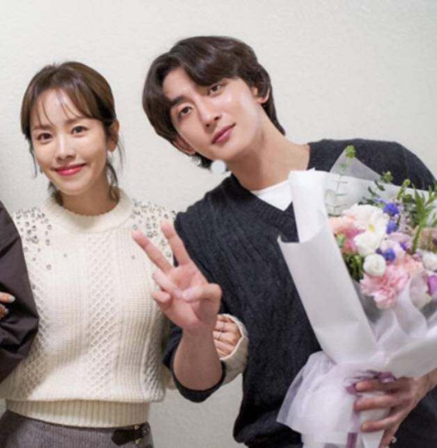 Mối tình của Han Ji Min - Choi Jung Hoon nhận được sự ủng hộ lớn từ công chúng. Ảnh: Naver