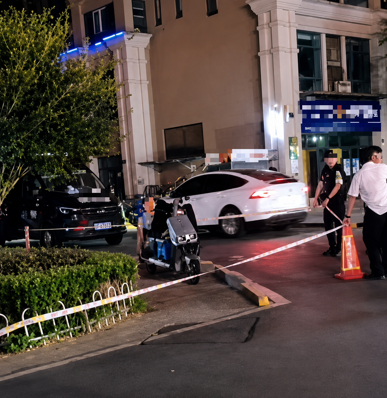 Nhìn từ xa, nam shipper chỉ như đang ngủ trên xe nhưng thật ra đã tử vong từ lâu