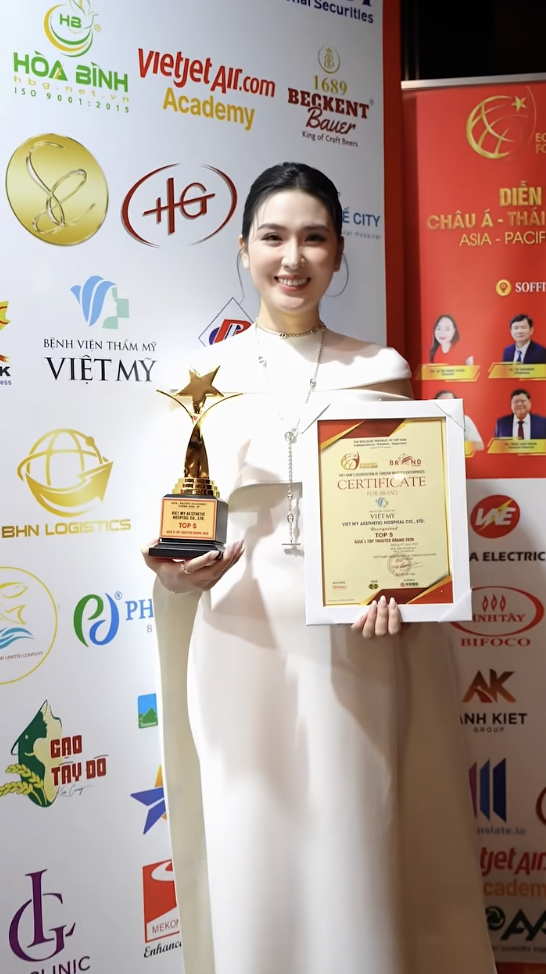 Ngọc Loan báo tin vui trên trang cá nhân