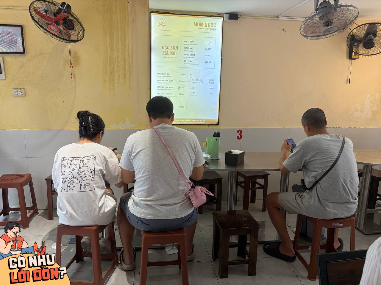 Quán không chỉ có thanh niên mà còn có nhiều người lớn tuổi thường xuyên đến ăn