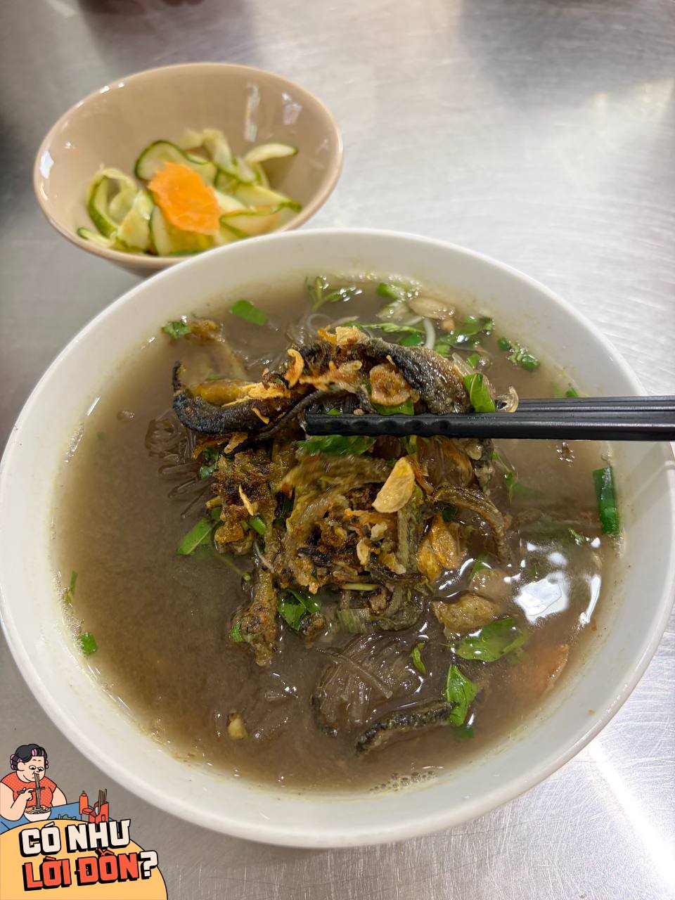 Miến nước có nước dùng vị ngọt thanh, dễ ăn và thơm rõ mùi lươn.