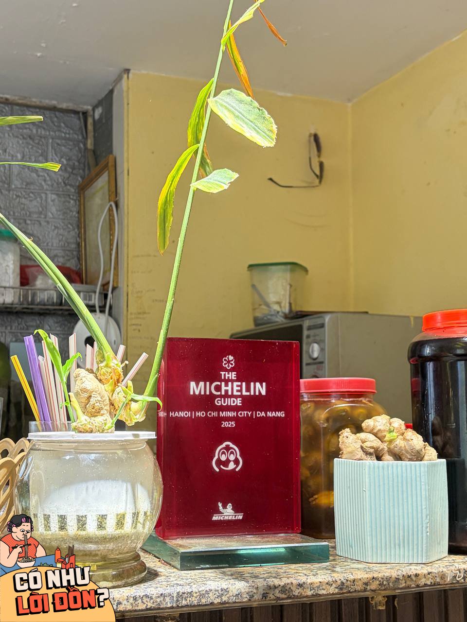 Chiếc cúp Michelin 2025 màu đỏ được đặt nổi bật trên quầy phục vụ