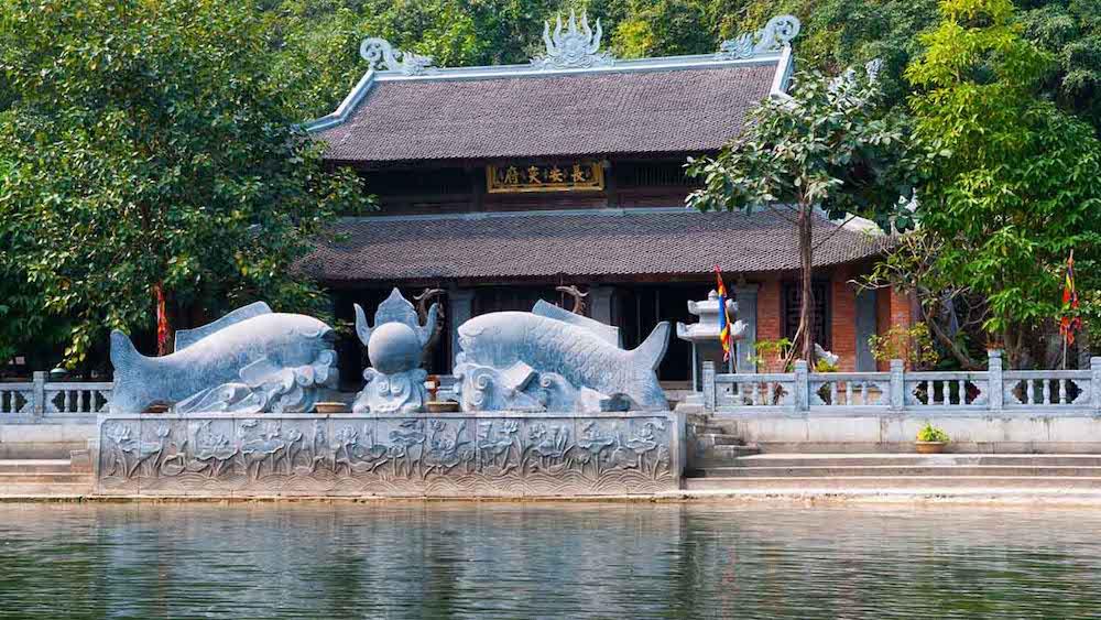 6 địa điểm tâm linh nổi tiếng bậc nhất Ninh Bình: Vượt 175 bậc đá, chạm tay vào di sản của 3 triều đại huy hoàng