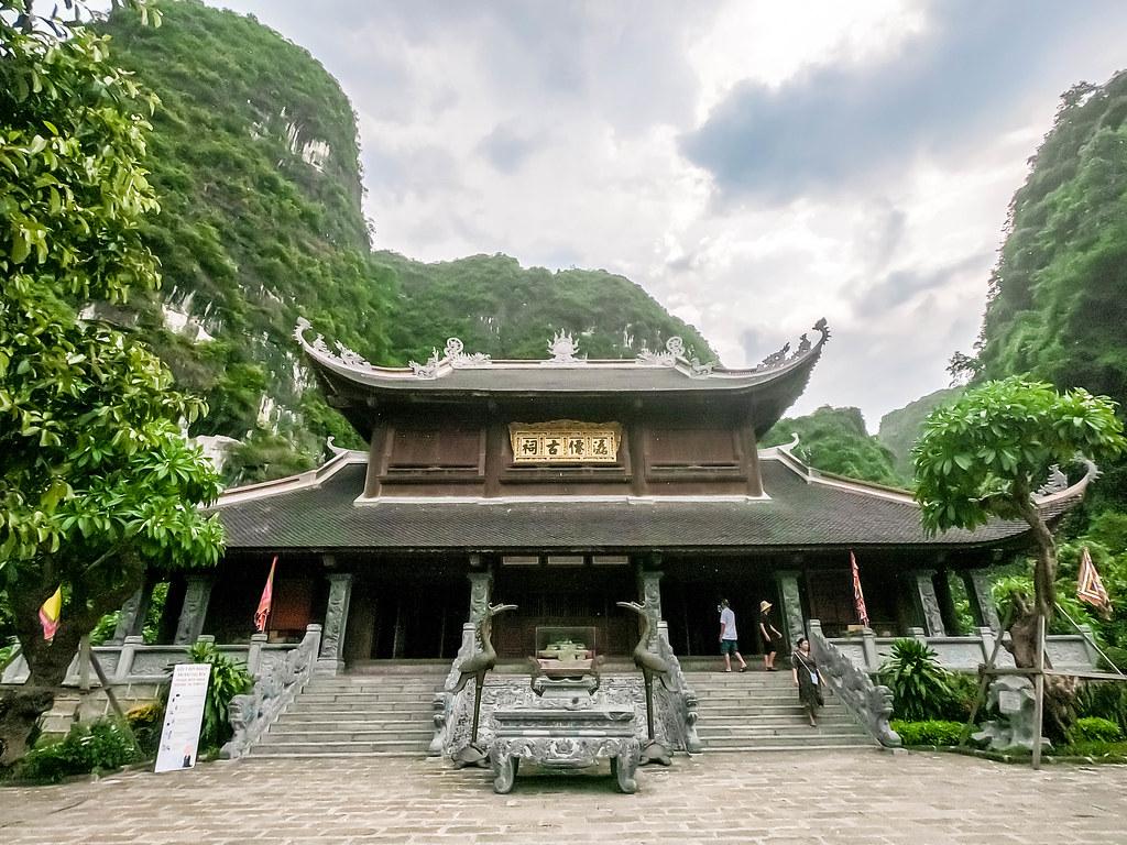 6 địa điểm tâm linh nổi tiếng bậc nhất Ninh Bình: Vượt 175 bậc đá, chạm tay vào di sản của 3 triều đại huy hoàng