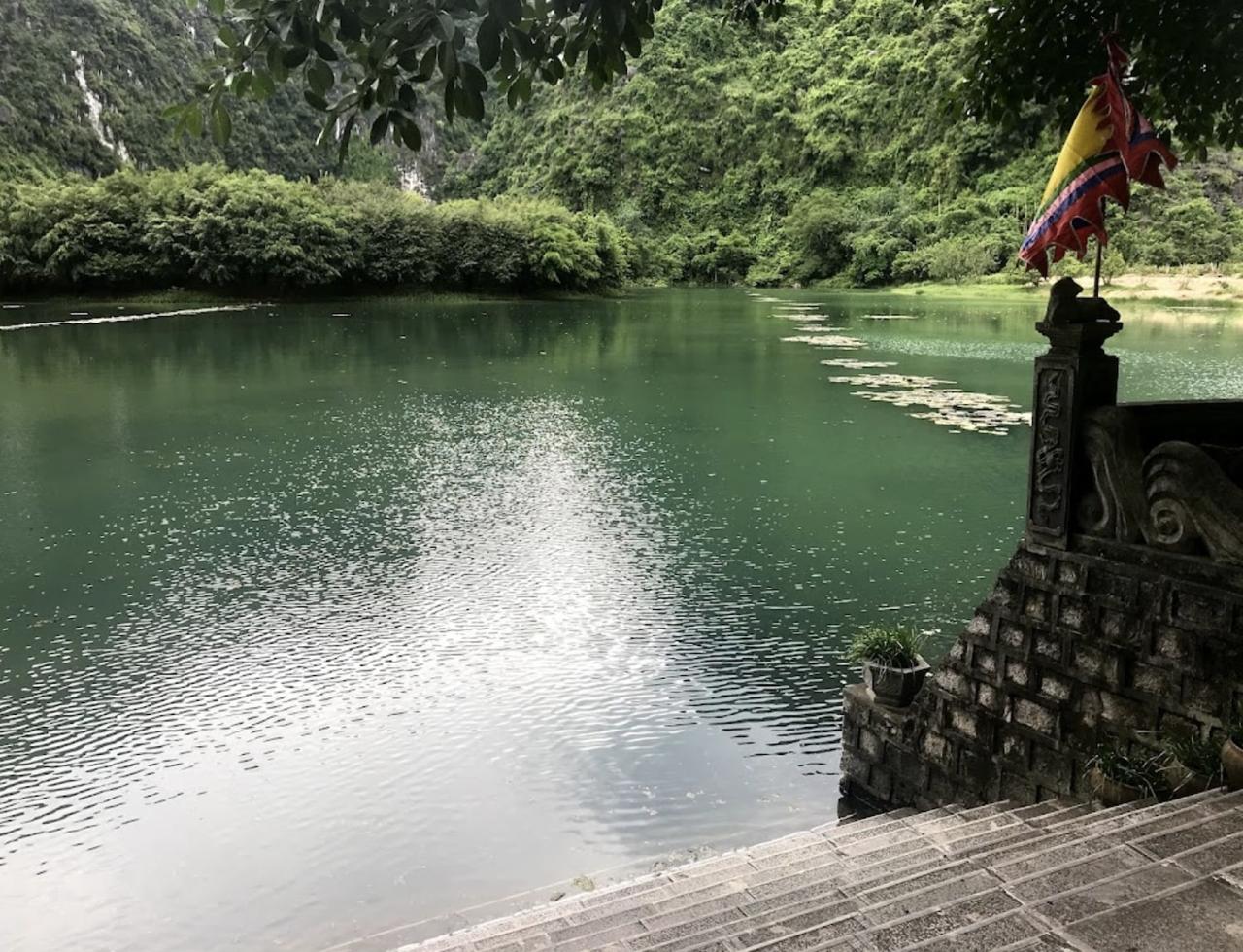 6 địa điểm tâm linh nổi tiếng bậc nhất Ninh Bình: Vượt 175 bậc đá, chạm tay vào di sản của 3 triều đại huy hoàng