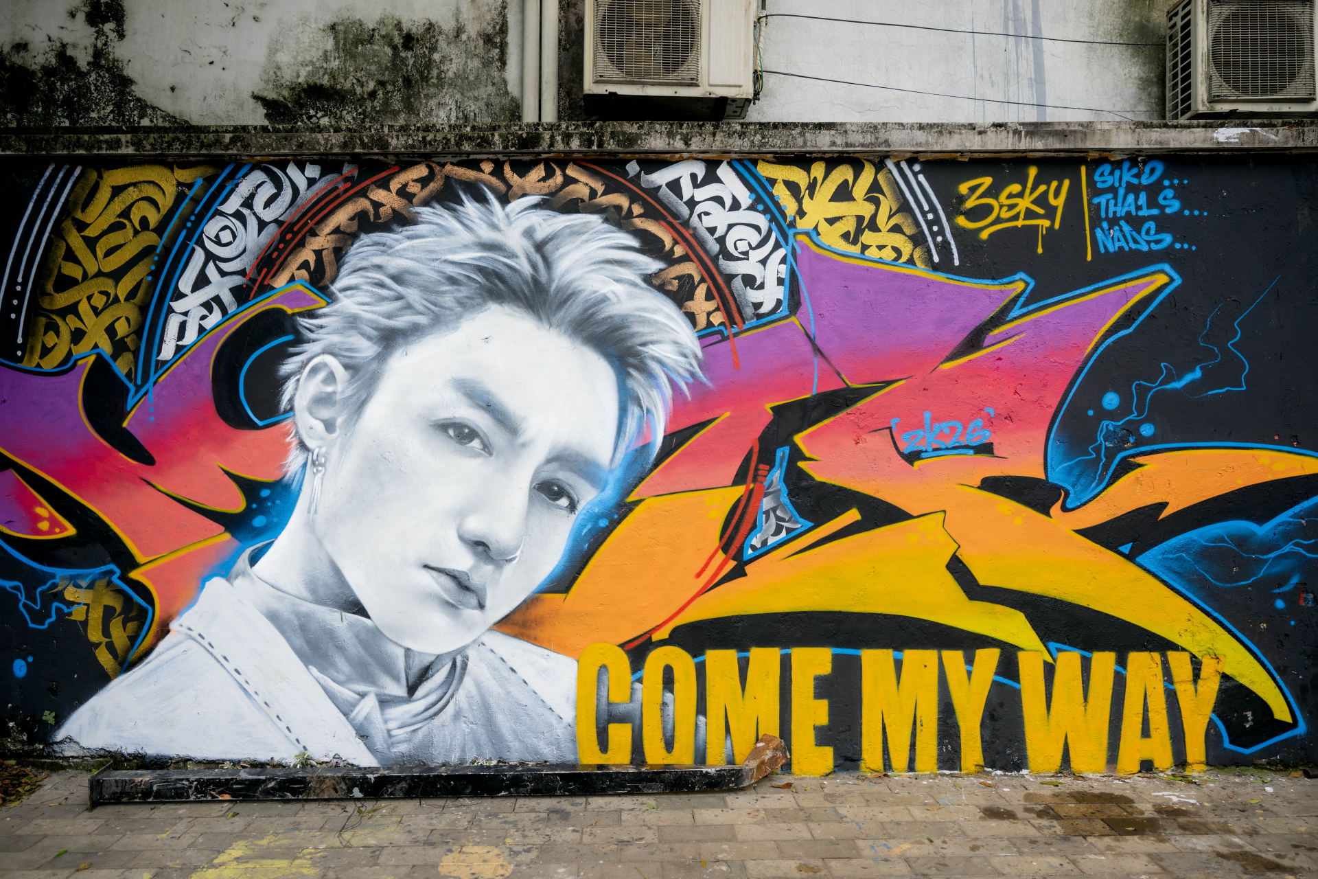 Bức graffiti khổ lớn lấy cảm hứng từ Sơn Tùng M-TP và ca khúc Come My Way nổi bật với những gam màu rực rỡ