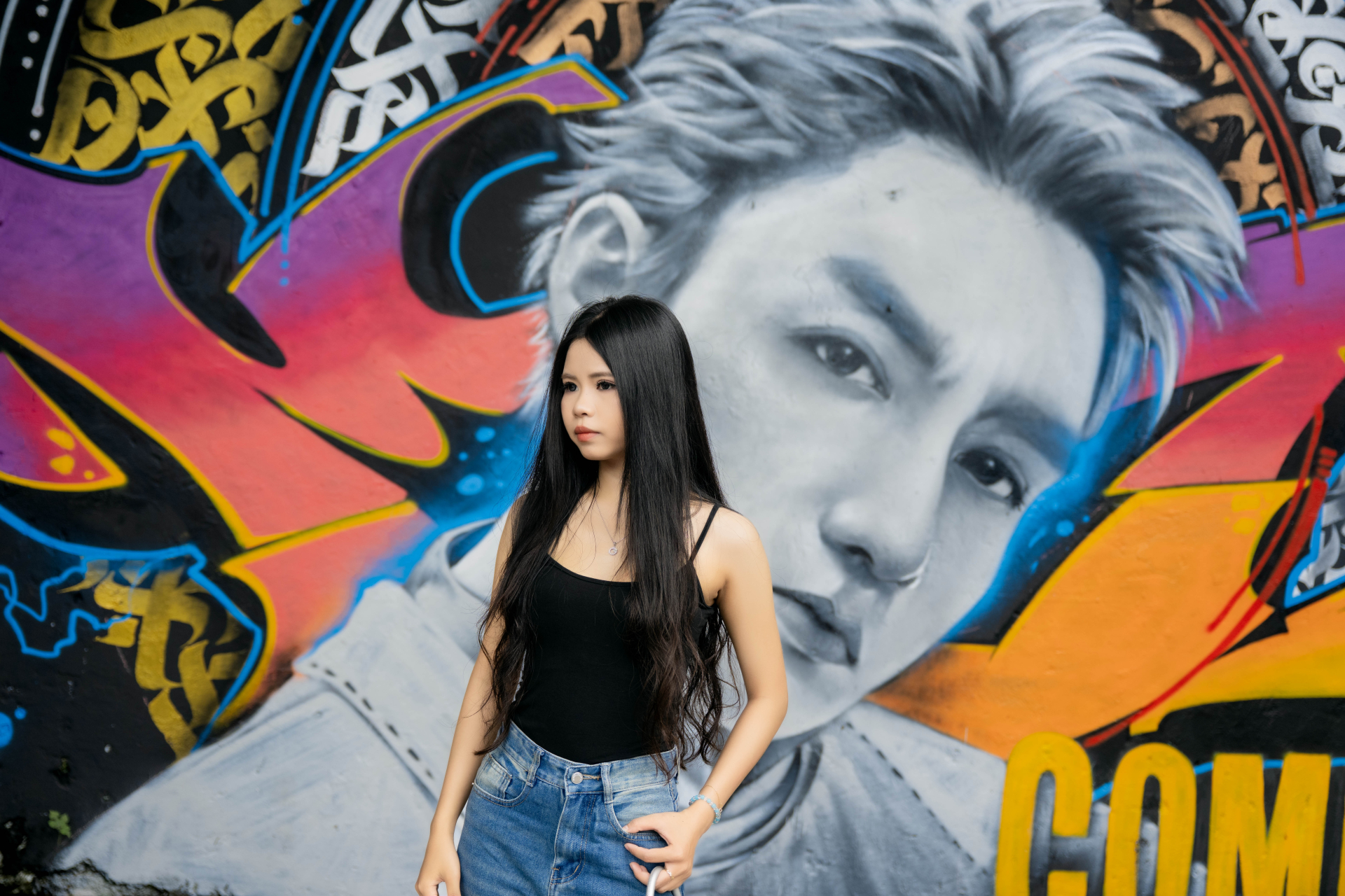 Hot hơn cả nắng hè Hà Nội: Bức tường graffiti Sơn Tùng M-TP ở Yên Phụ đang khiến Sky kéo nhau đến check-in rần rần