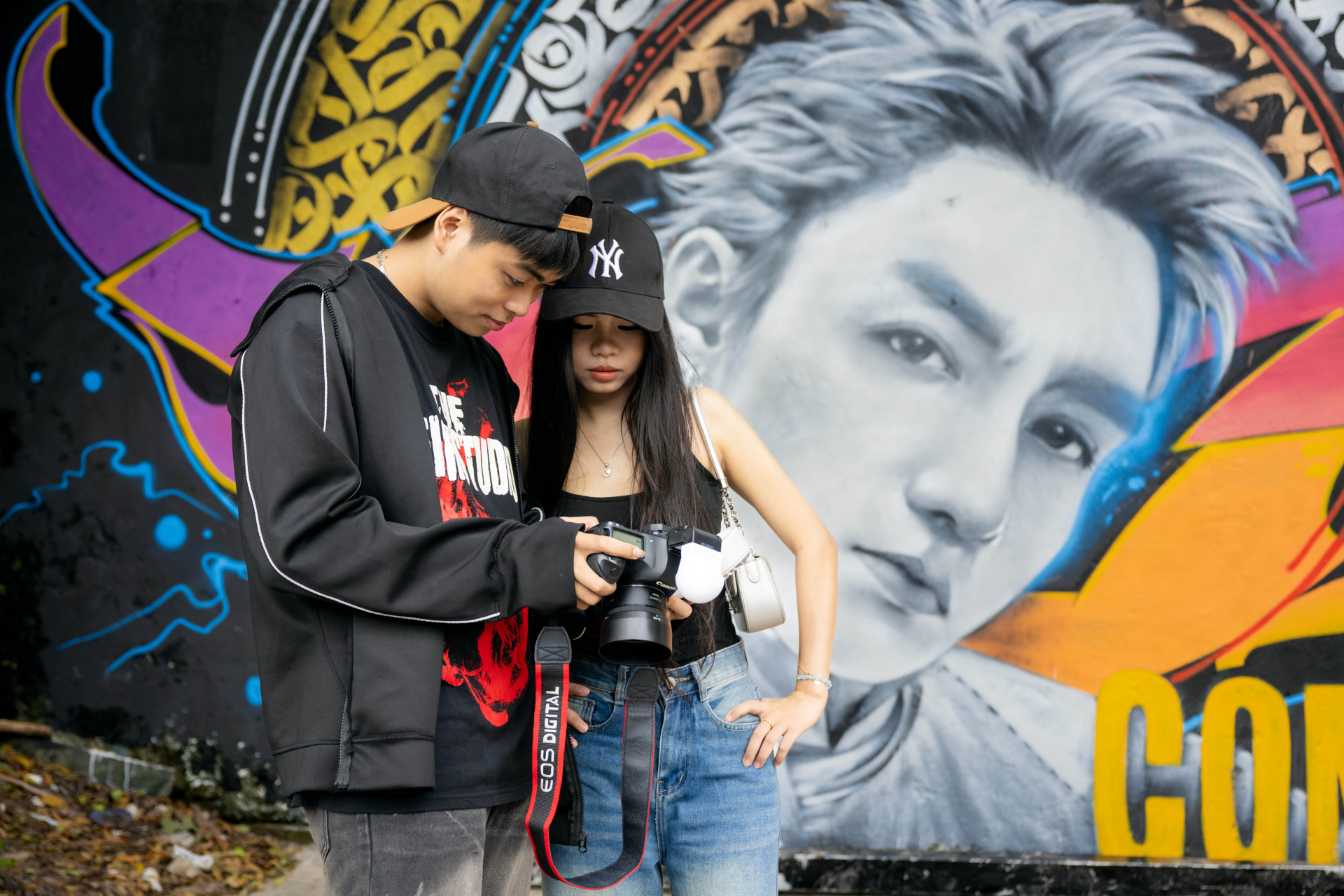 Hot hơn cả nắng hè Hà Nội: Bức tường graffiti Sơn Tùng M-TP ở Yên Phụ đang khiến Sky kéo nhau đến check-in rần rần
