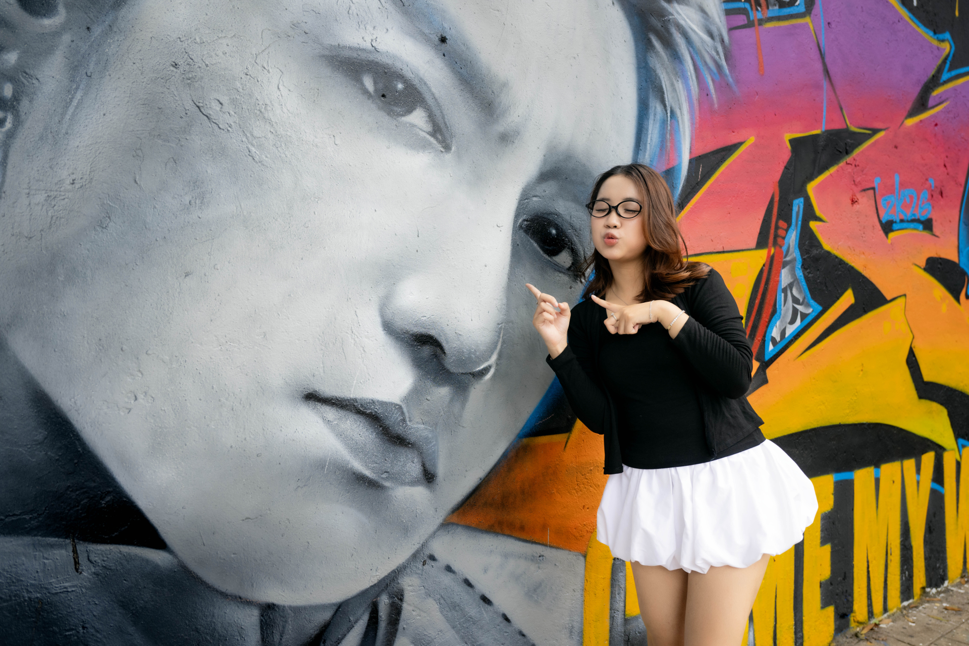 Hot hơn cả nắng hè Hà Nội: Bức tường graffiti Sơn Tùng M-TP ở Yên Phụ đang khiến Sky kéo nhau đến check-in rần rần