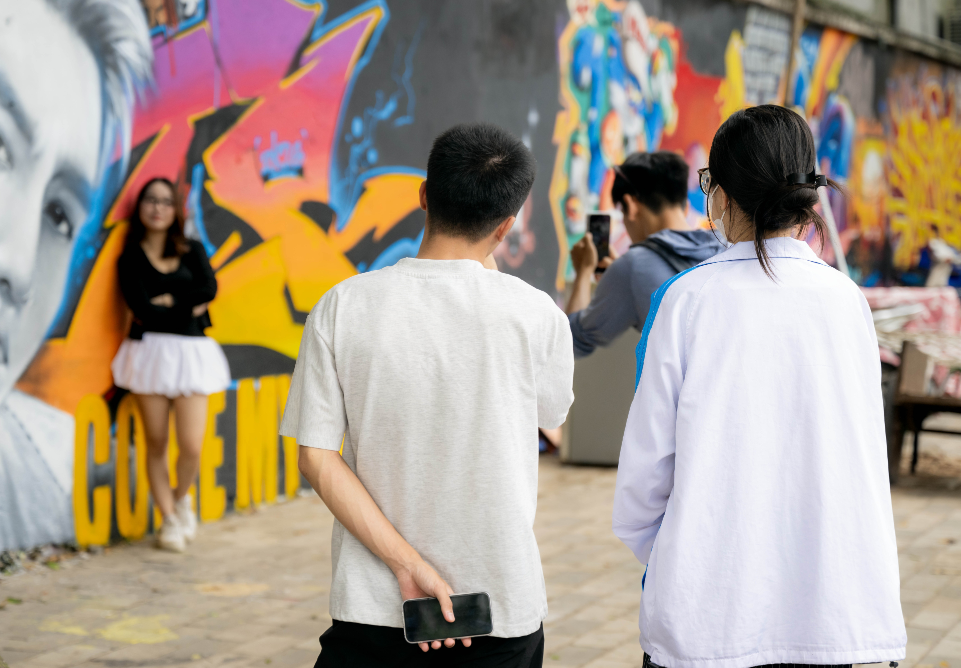 Hot hơn cả nắng hè Hà Nội: Bức tường graffiti Sơn Tùng M-TP ở Yên Phụ đang khiến Sky kéo nhau đến check-in rần rần