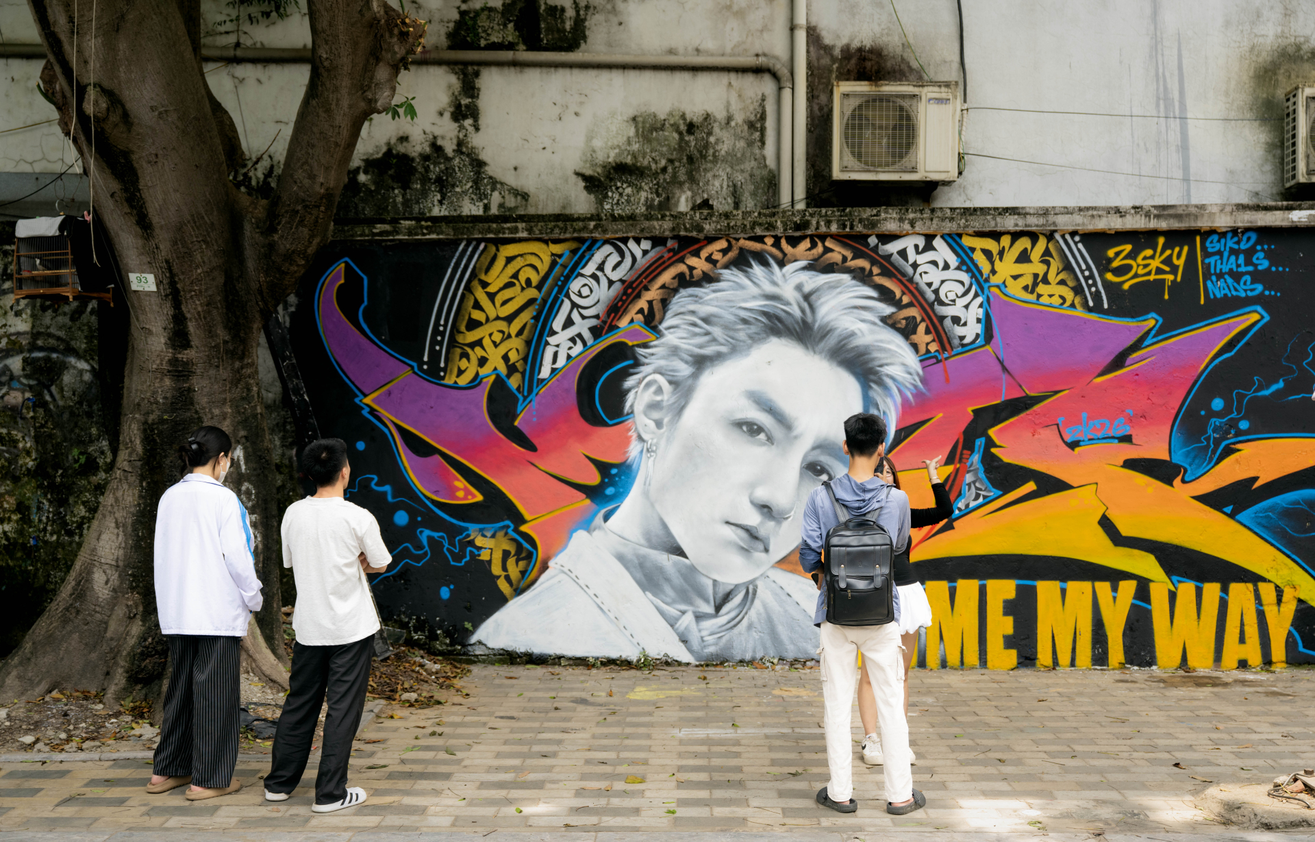 Hot hơn cả nắng hè Hà Nội: Bức tường graffiti Sơn Tùng M-TP ở Yên Phụ đang khiến Sky kéo nhau đến check-in rần rần