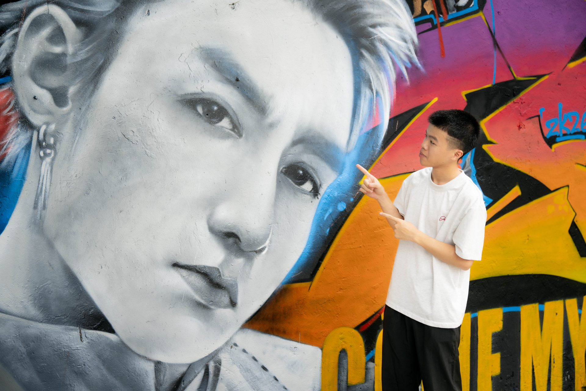 Hot hơn cả nắng hè Hà Nội: Bức tường graffiti Sơn Tùng M-TP ở Yên Phụ đang khiến Sky kéo nhau đến check-in rần rần