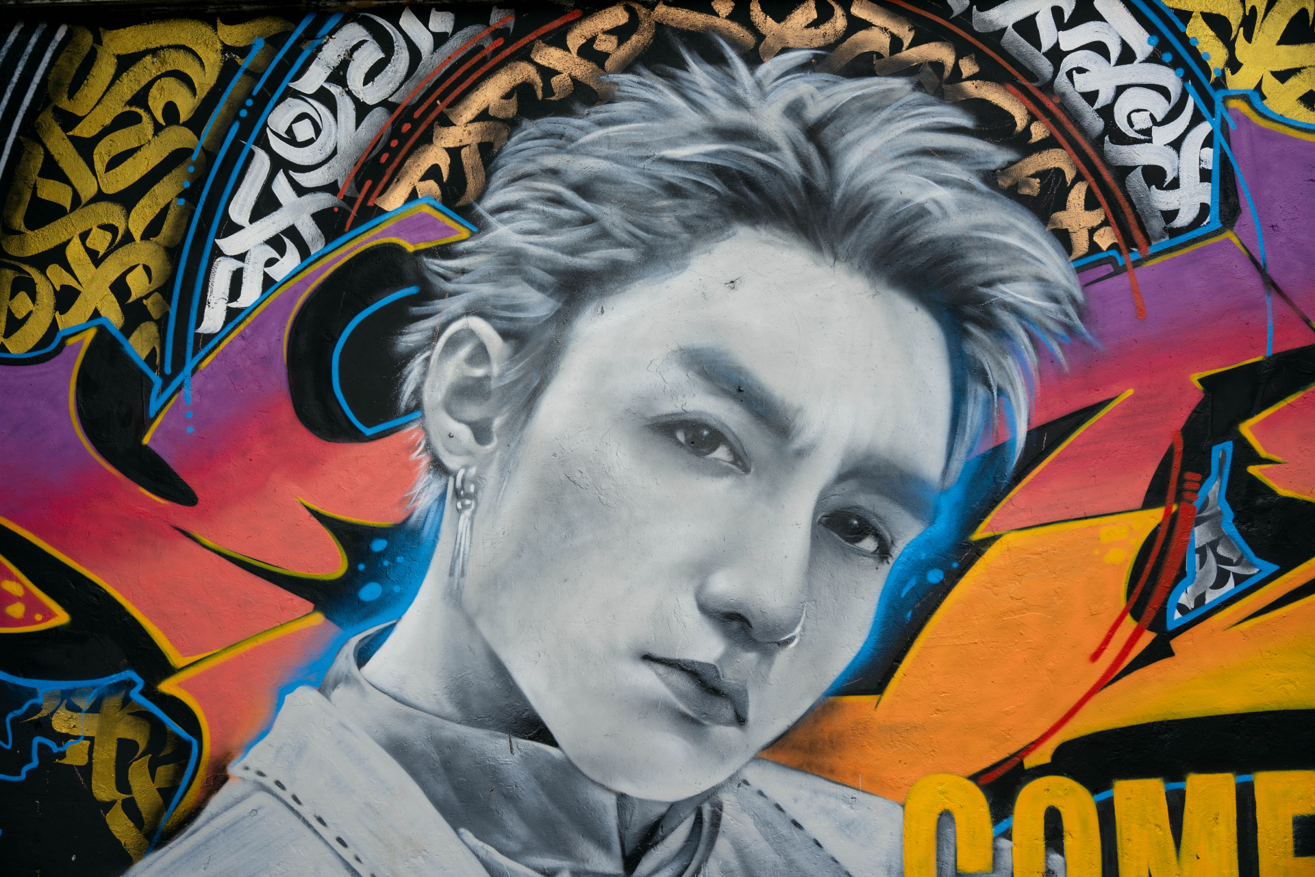 Hot hơn cả nắng hè Hà Nội: Bức tường graffiti Sơn Tùng M-TP ở Yên Phụ đang khiến Sky kéo nhau đến check-in rần rần