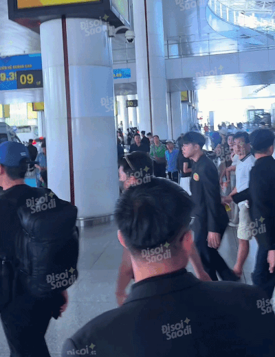 Sau 1 chuyến bay dài, chủ hit Gangnam Style nhanh chóng di chuyển ra xe về khách sạn nghỉ ngơi.