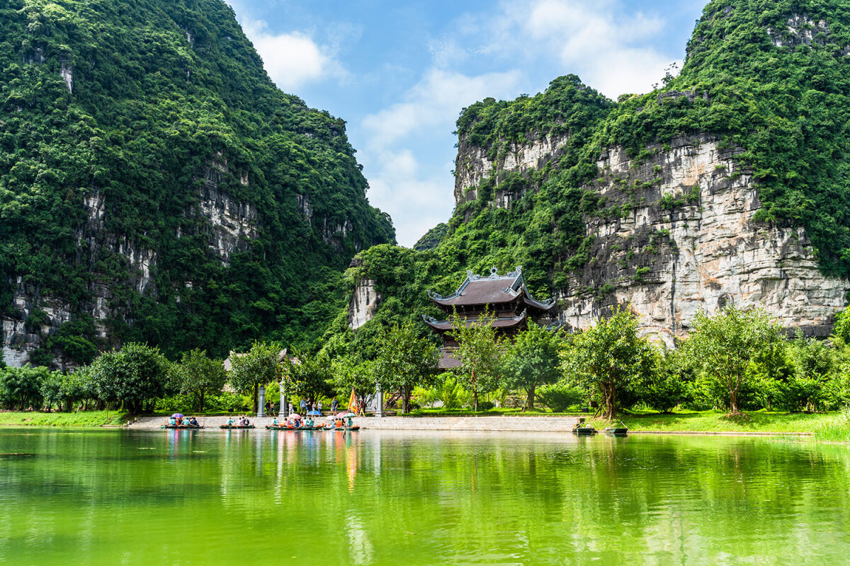 6 địa điểm tâm linh nổi tiếng bậc nhất Ninh Bình: Vượt 175 bậc đá, chạm tay vào di sản của 3 triều đại huy hoàng