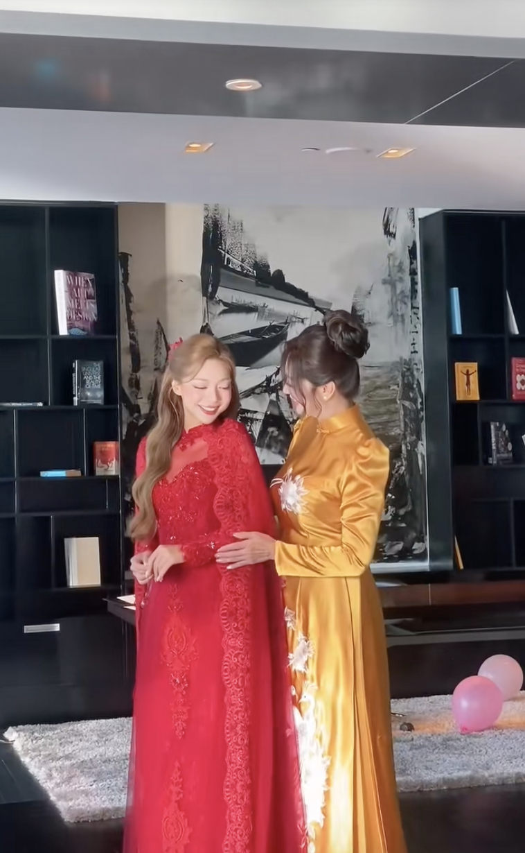 Katleen bên cạnh ẹm - Hoa hậu Điện ảnh 1992 Thanh Xuân