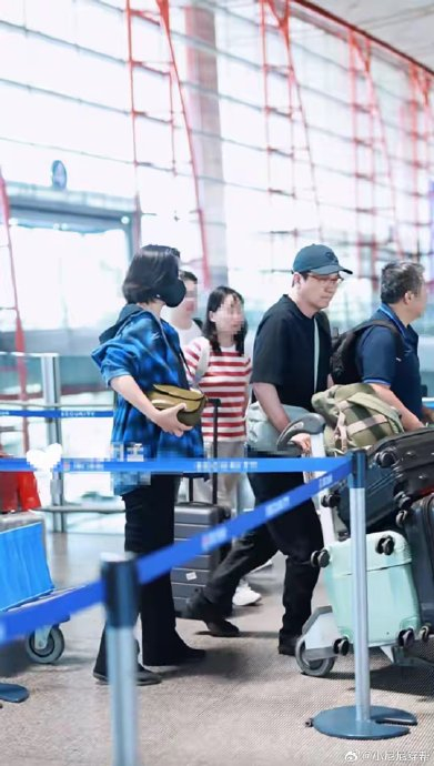 Thang Duy lộ rõ bụng bầu trước ống kính máy quay. Đáng nói, chồng cô đẩy 1 số lượng hành lý rất lớn, làm dấy lên nghi vấn nữ diễn viên bay sang Hong Kong (Trung Quốc) để chờ sinh con tại đây. Ảnh: Weibo