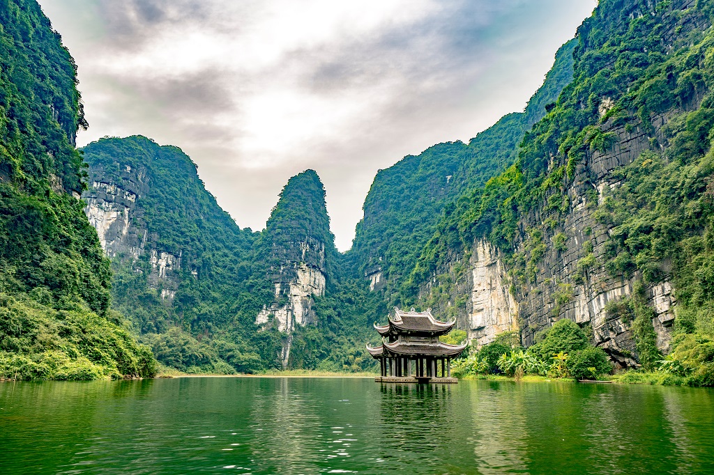 6 địa điểm tâm linh nổi tiếng bậc nhất Ninh Bình: Vượt 175 bậc đá, chạm tay vào di sản của 3 triều đại huy hoàng