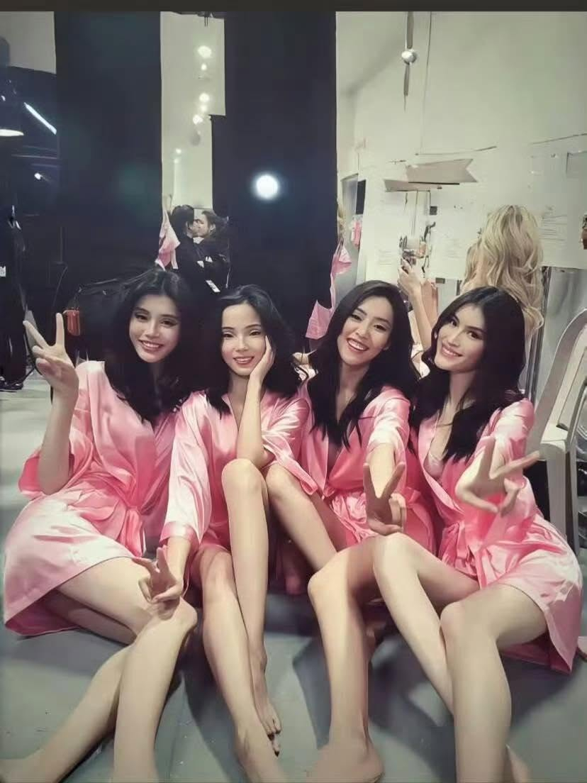 Còn nhớ cách đây hơn chục năm, Hề Mộng Dao cùng Lưu Văn, Hà Tuệ, Thư Hiểu Văn cùng tỏa sáng tại Victoria's Secret Fashion Show. Ảnh: X
