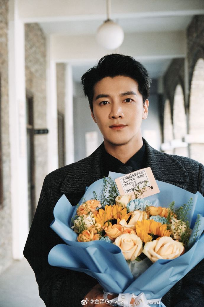 Trước khi qua đời, nam diễn viên hoạt động nghệ thuật sôi nổi, đóng chính trong bộ phim Những Vụ Án Kỳ Lạ Thời Dân Quốc.