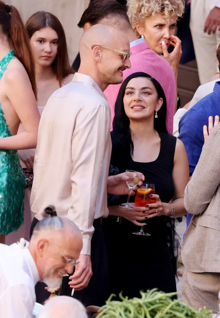 ... vợ chồng ca sĩ Charli XCX...