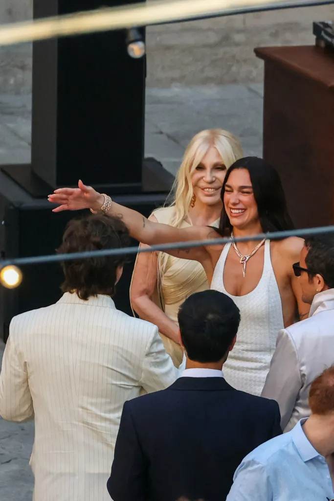 ... và nhà thiết kế Donatella Versace. Ảnh: Page Six