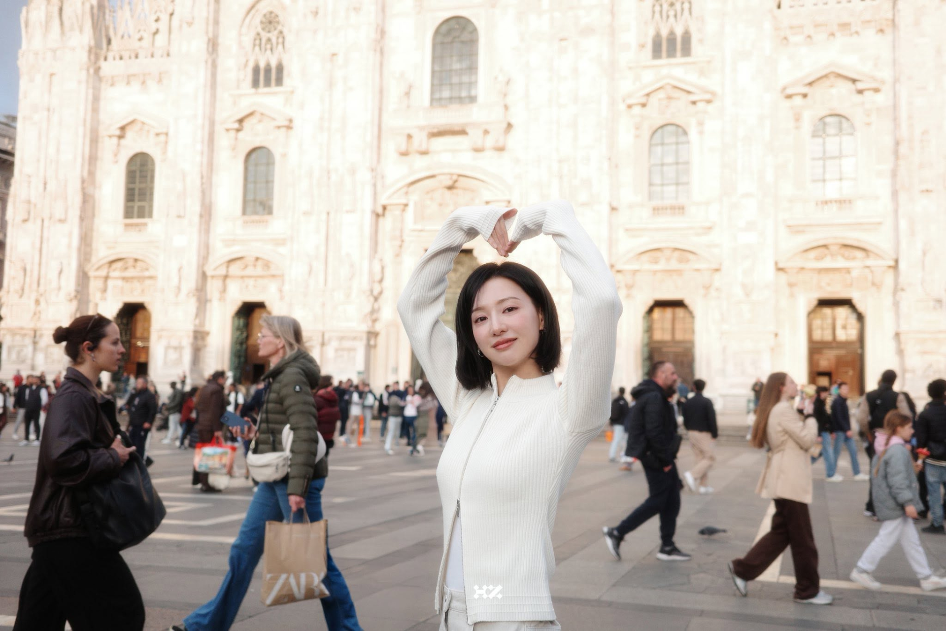 Kim Ji Won thực sự đã mang tới 1 bữa tiệc thị giác mãn nhãn cho người hâm mộ. Trước ống kính, nụ cười ngọt ngào của nữ diễn viên sinh năm 1992 đã làm trái tim fan xao xuyến. Ảnh: Nate