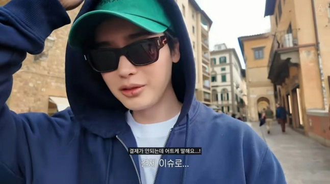 Hóa ra Lee Jong Suk vào cửa hàng quần áo trẻ em để mua đồ tặng cho cháu mình. Ảnh: X