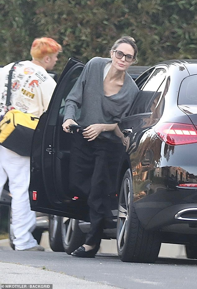 Knox cũng gây chú ý với mái tóc cam đỏ nổi bần bật trong màn lộ diện cùng Pax Thiên và Angelina Jolie mới đây. Ảnh: Dailymail