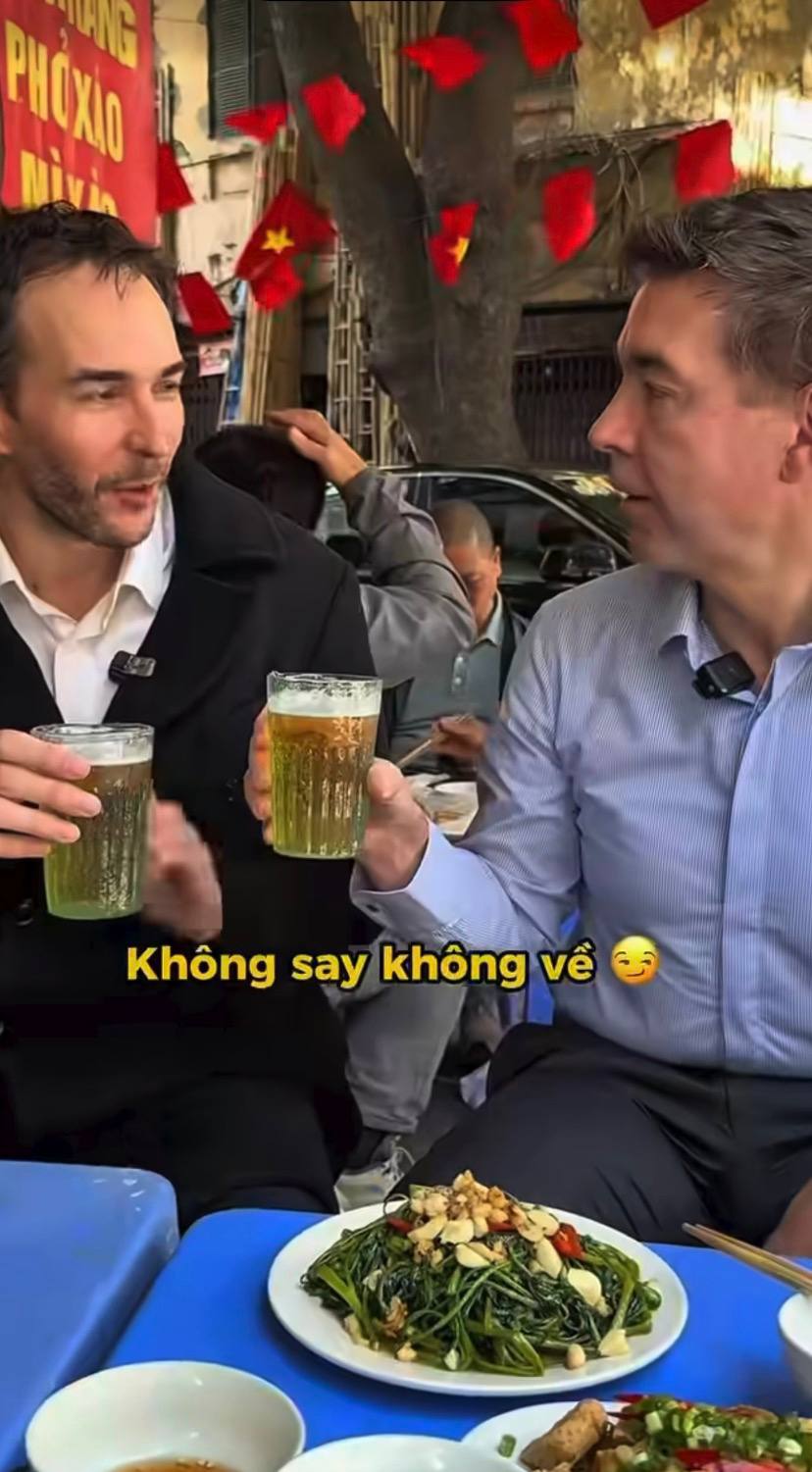 Danh tính chấn động của vị khách Tây ngồi vỉa hè xì xụp rau muống, tuyên bố muốn ở Việt Nam cả đời