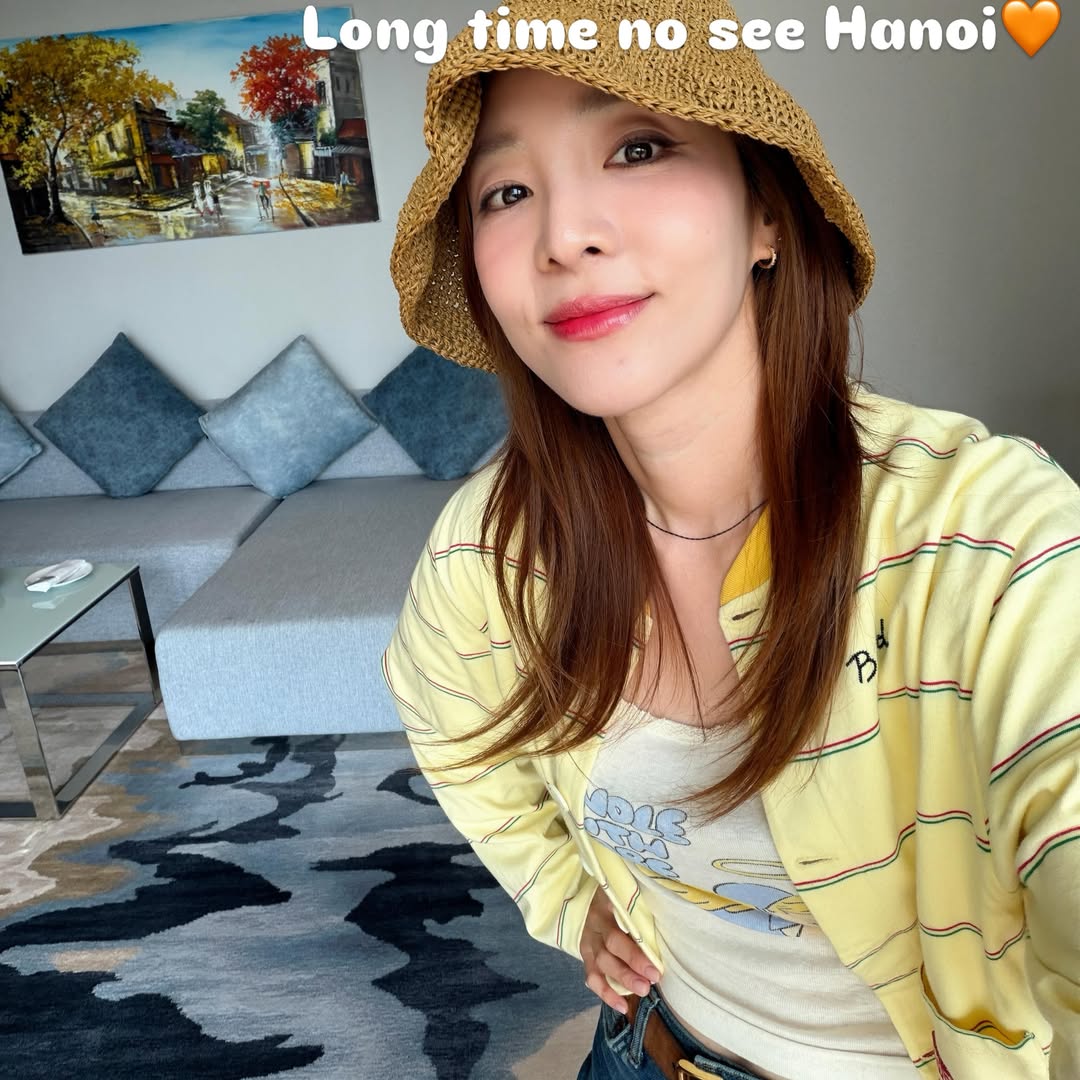 Dara khoe loạt ảnh xinh đẹp ngay khi vừa đặt chân tới Thủ đô Hà Nội