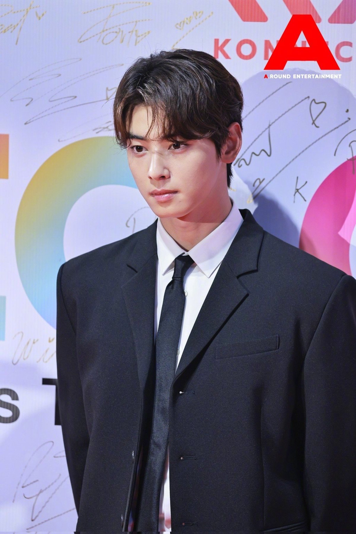 Cha Eun Woo ra mắt với vai trò thành viên nhóm nhạc ASTRO trực thuộc Fantagio trước khi mở rộng hoạt động sang lĩnh vực diễn xuất