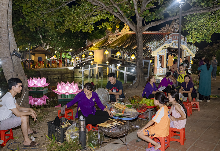 Nghe lời anh taxi kể chuyện phú bà hiến tài sản, khách Việt đổ xô đến diện kiến cây cầu 250 tuổi tuyệt đẹp ở Huế