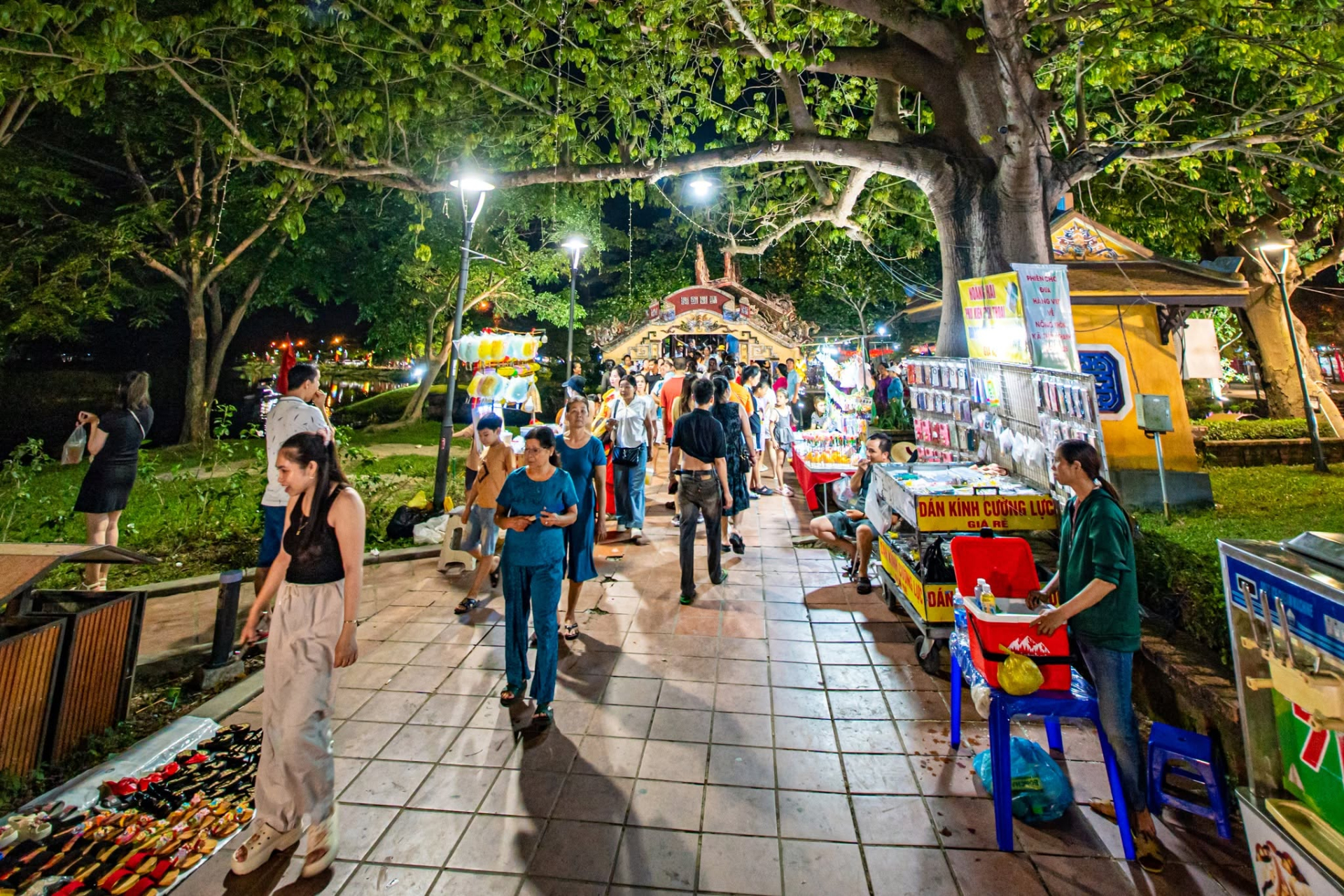 Nghe lời anh taxi kể chuyện phú bà hiến tài sản, khách Việt đổ xô đến diện kiến cây cầu 250 tuổi tuyệt đẹp ở Huế