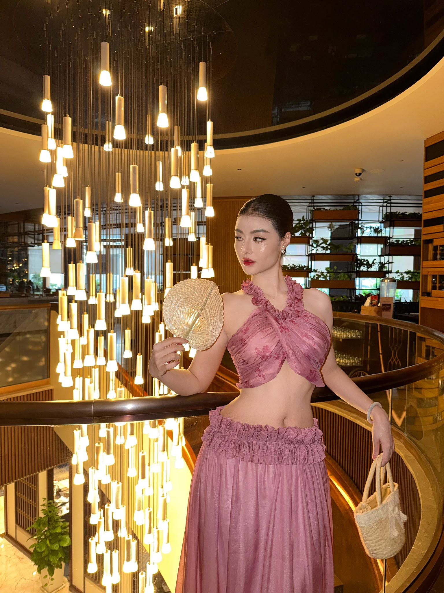 Trước đây, Lona Kiều Loan ưu tiên những trang phục hở bạo khoe dáng nhưng gần đây thì kín bưng 