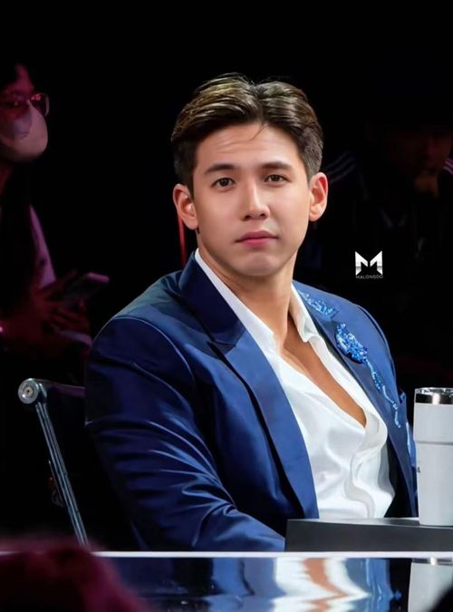 Sau 1 tháng, Pi Sunith Scott bị đình chỉ công việc lẫn vợ ly thân, còn Psi Scott nhận được sự ủng hộ từ công chúng. Ảnh: X