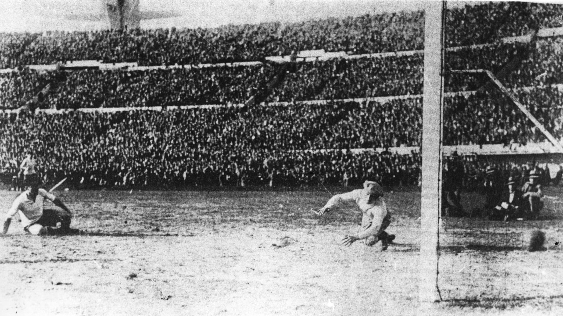 World Cup lần đầu tiên được tổ chức vào năm 1930 tại Uruguay (Ảnh: Getty Images)