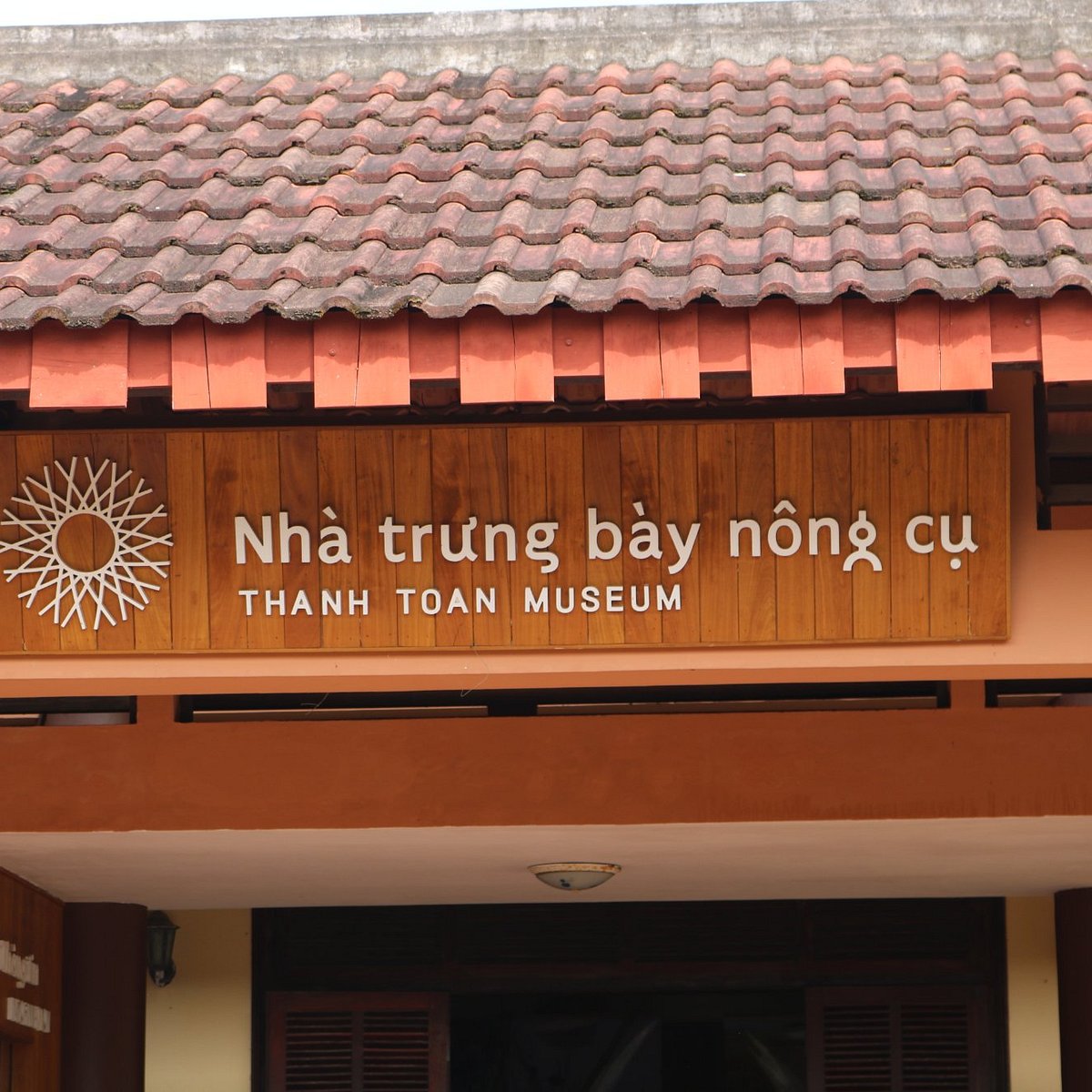 Nghe lời anh taxi kể chuyện phú bà hiến tài sản, khách Việt đổ xô đến diện kiến cây cầu 250 tuổi tuyệt đẹp ở Huế