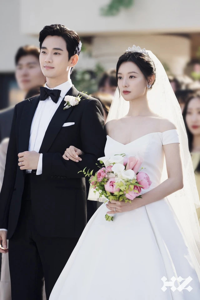 Bùng nổ bằng chứng Kim Soo Hyun - Kim Ji Won hẹn hò, nàng quyết nắm tay chàng vượt ngàn chông gai?
