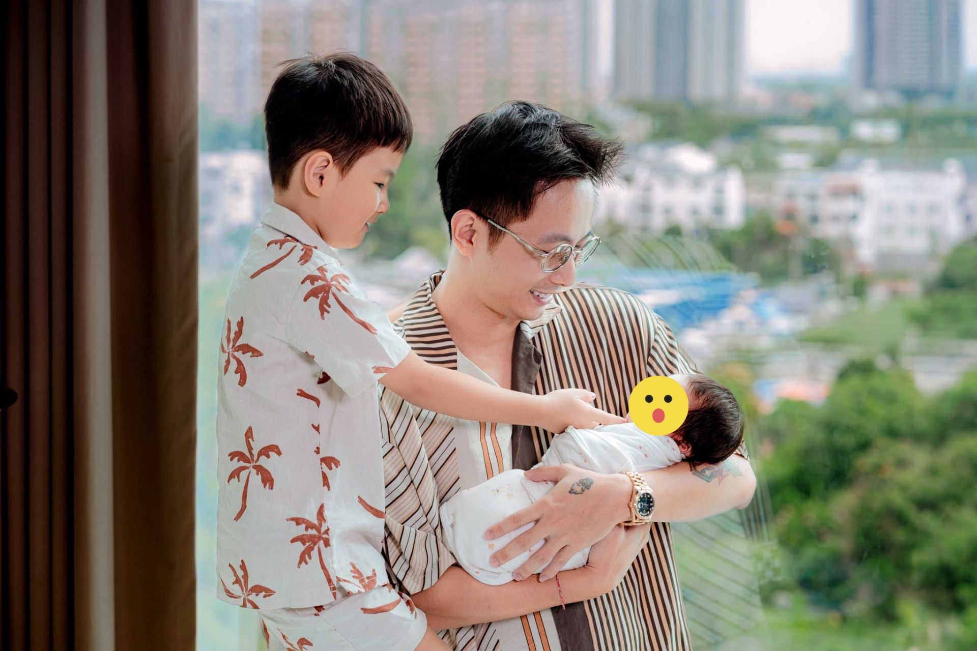 Anh cả Ma Bư hào hứng cưng nựng em gái
