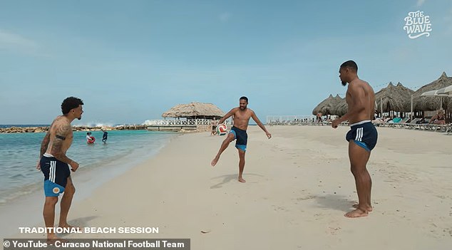 Họ tập luyện trên bãi cát