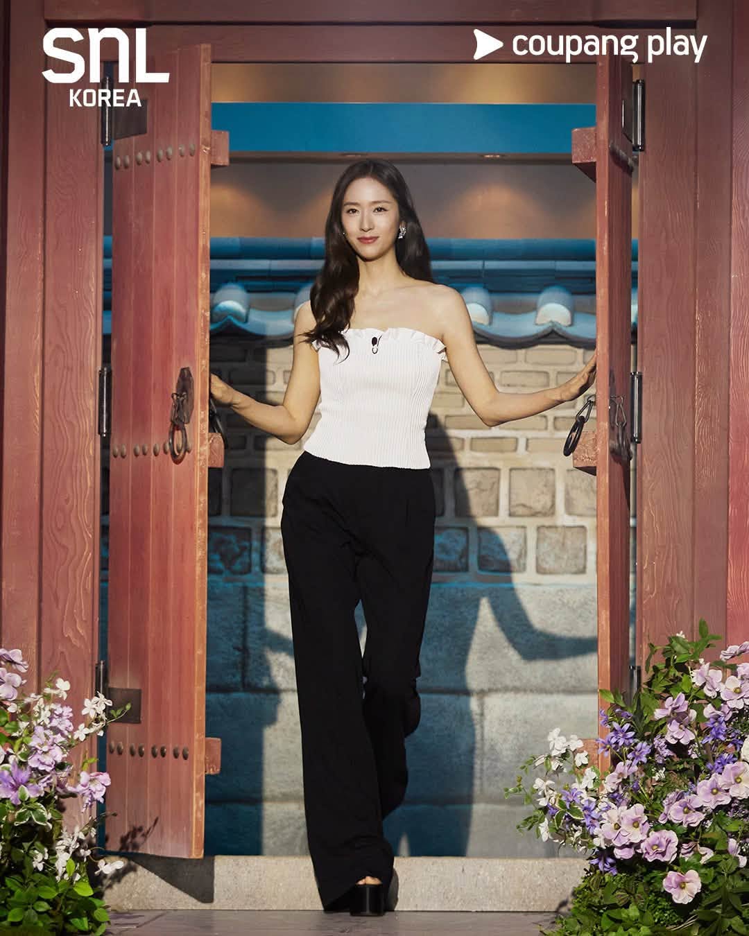Krystal rũ bỏ hình tượng băng giá để tham gia chương tình hài nổi tiếng (lẫn tai tiếng). Ảnh: Naver