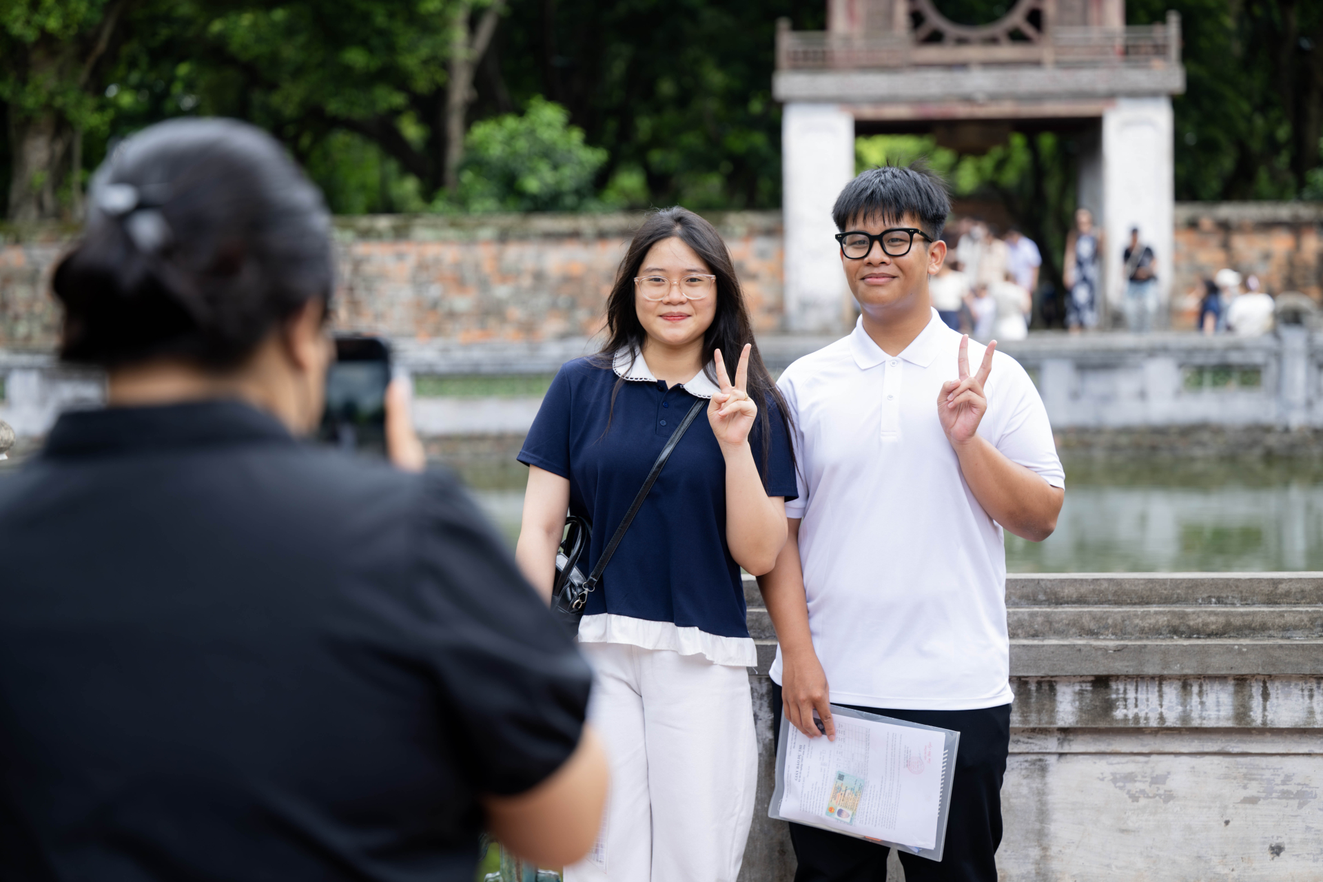 Đông đảo học sinh và phụ huynh có mặt tại Văn Miếu - Quốc Tử Giám trong những ngày cận kề kỳ thi tốt nghiệp THPT 2026 để dâng hương, cầu mong một kỳ thi thuận lợi