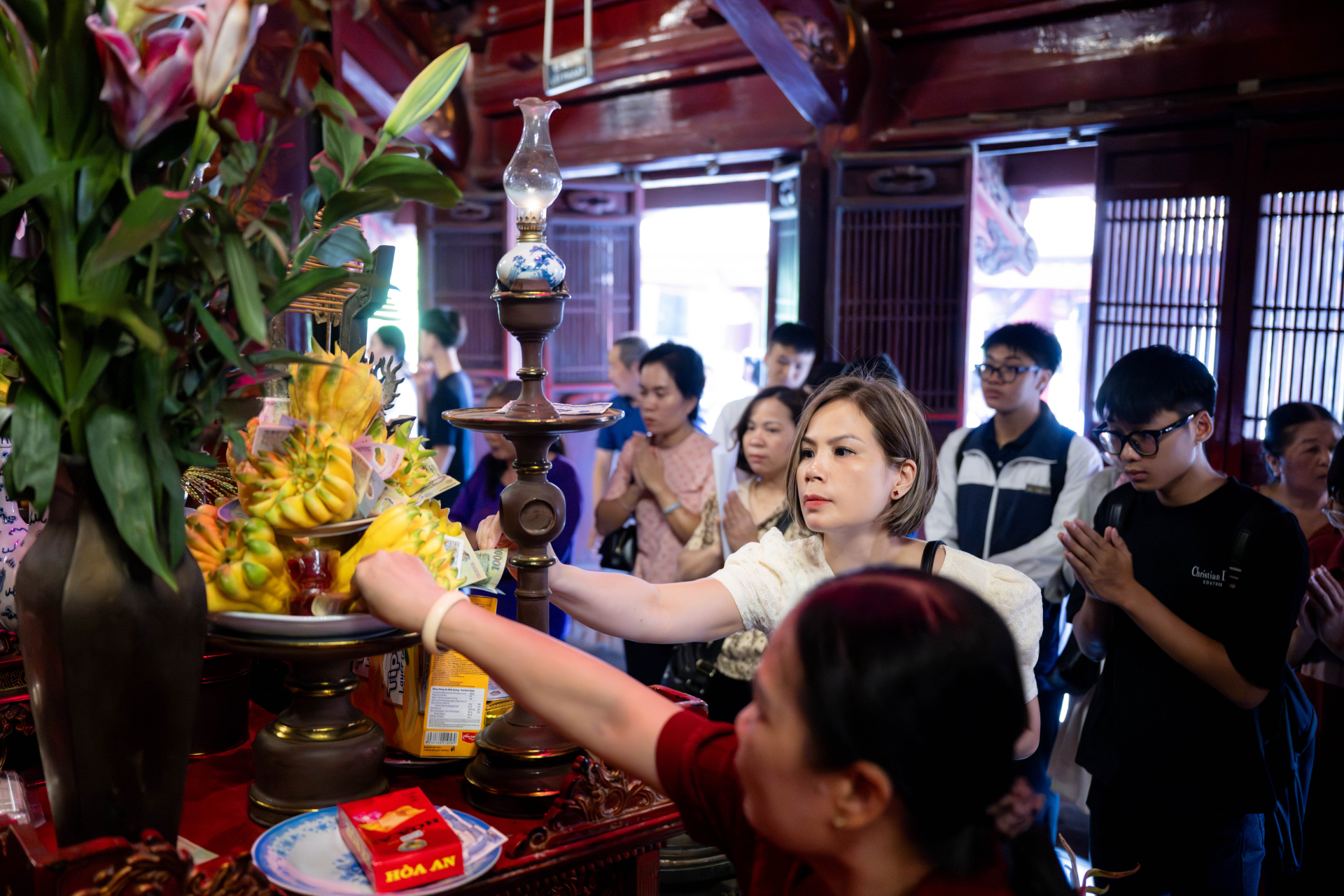 Không chỉ học sinh, nhiều phụ huynh cũng đồng hành cùng con đến Văn Miếu, tiếp thêm tinh thần trước kỳ thi quan trọng