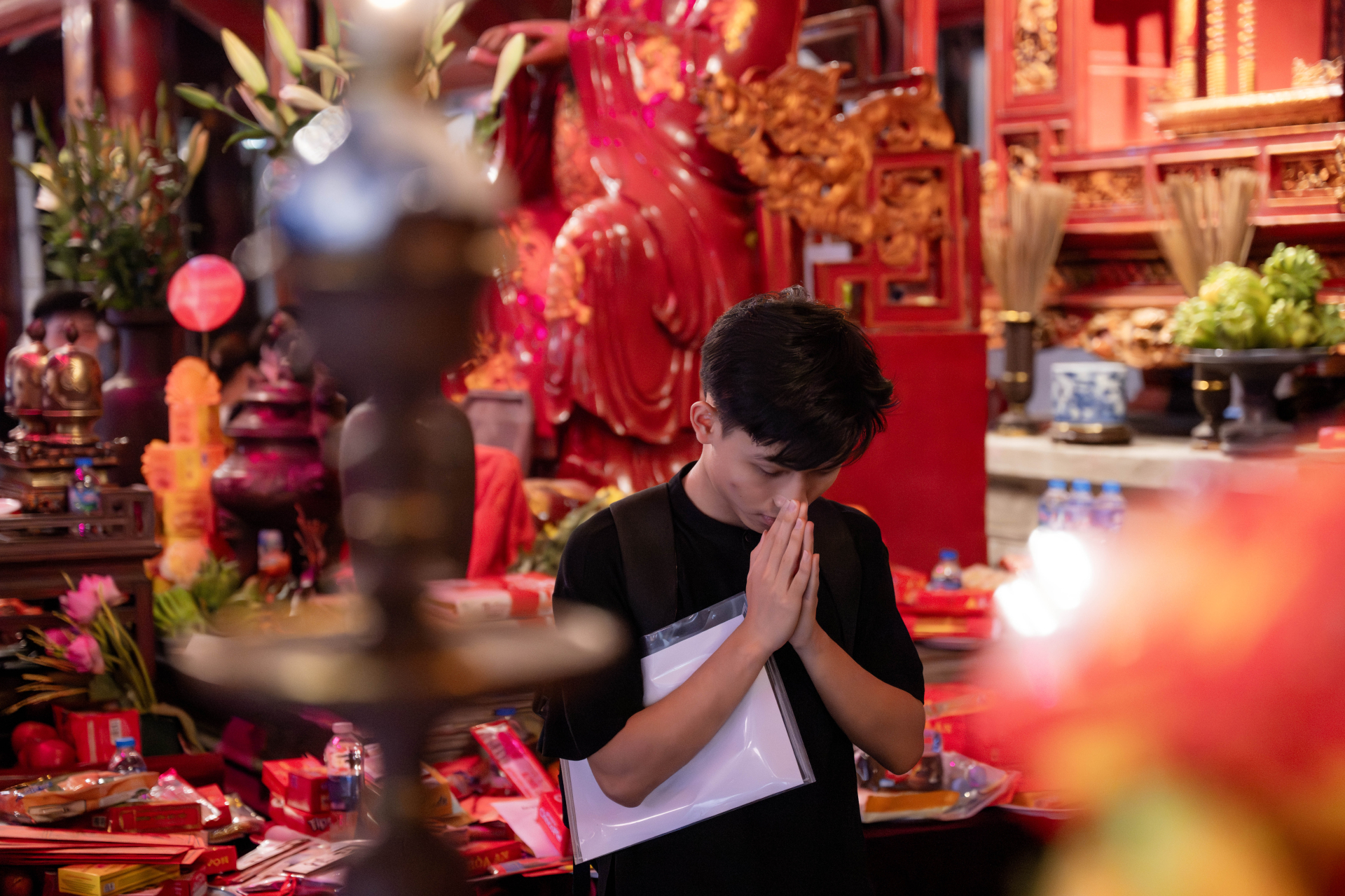               Trong không gian trang nghiêm của Văn Miếu - Quốc Tử Giám, các sĩ tử thành kính dâng hương và cầu nguyện trước giờ “vượt vũ môn”        